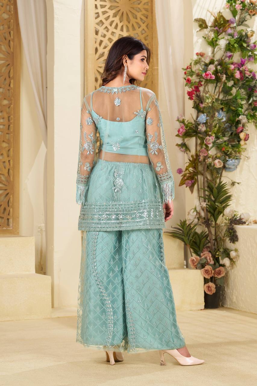 पार्टी वियर लुक के लिए शानदार 3 पीस सूट सेट