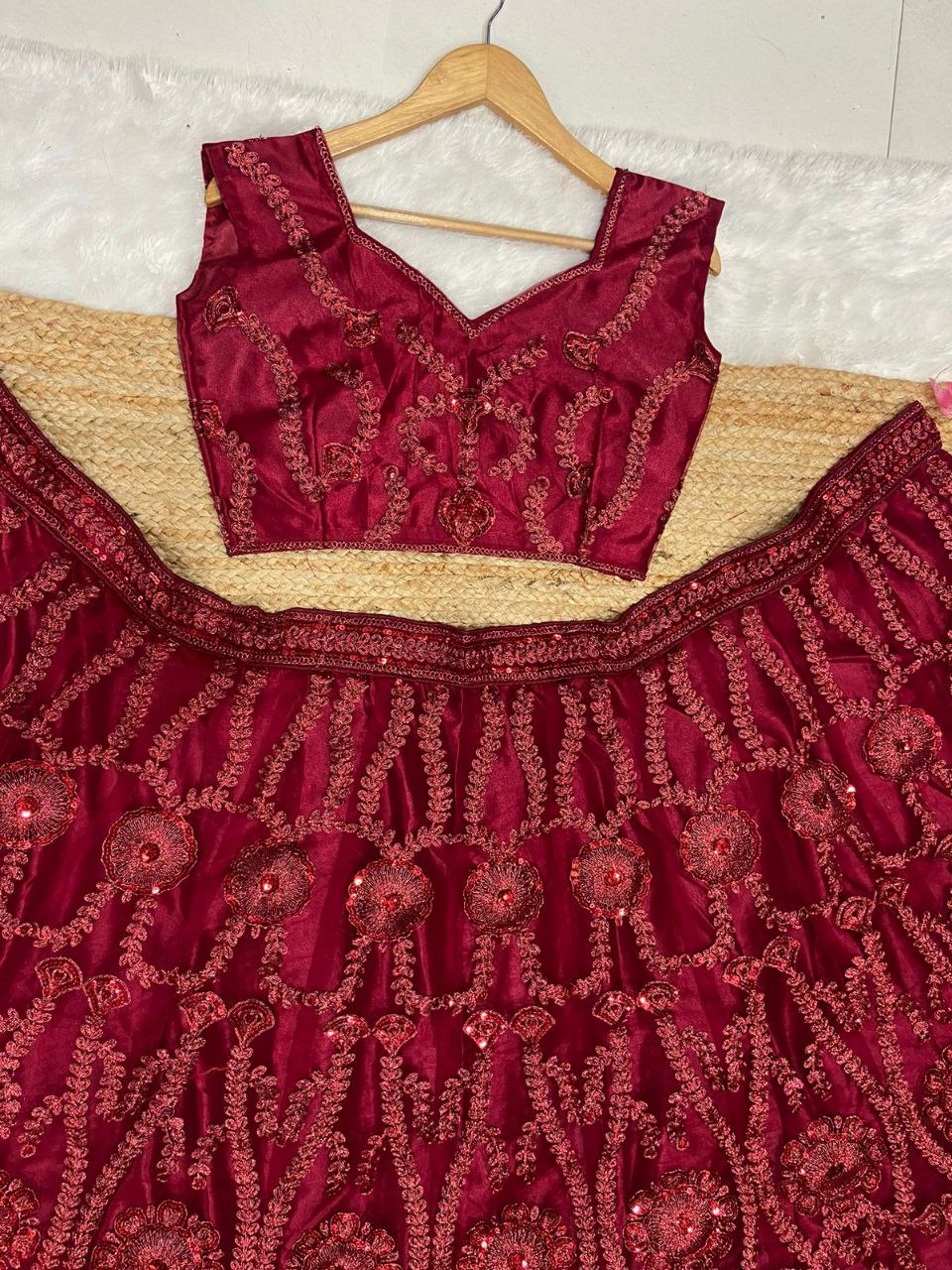 ग्लिटर डोरी वर्क से सजी खूबसूरत लेटेस्ट डिज़ाइनर लहंगा चोली