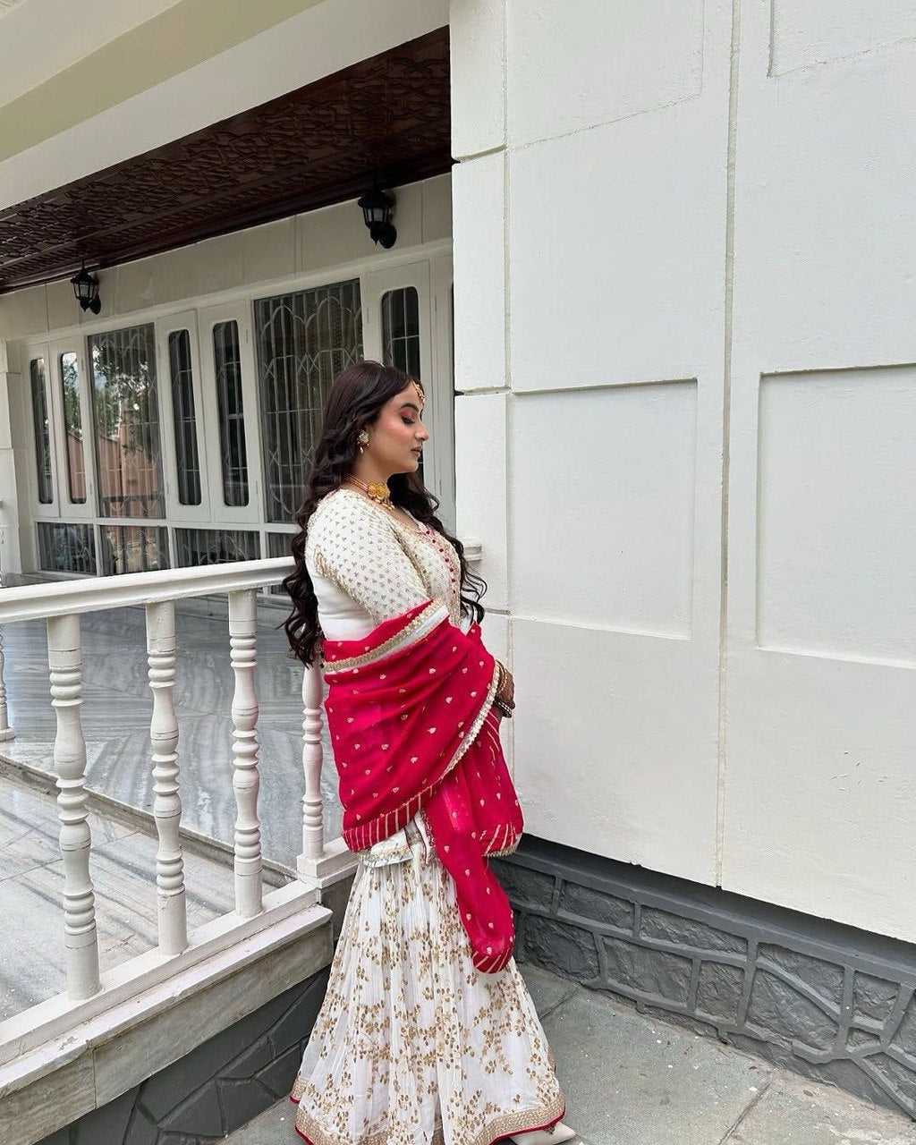 धागे और सीक्वेंस वर्क से सजा पार्टी वेयर सूट सेट