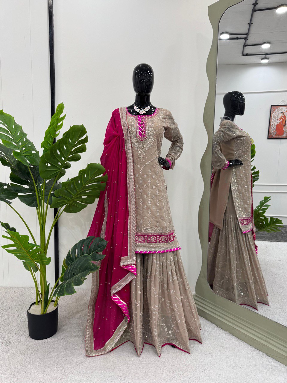 धागे और सीक्वेंस वर्क से सजा पार्टी वेयर सूट सेट