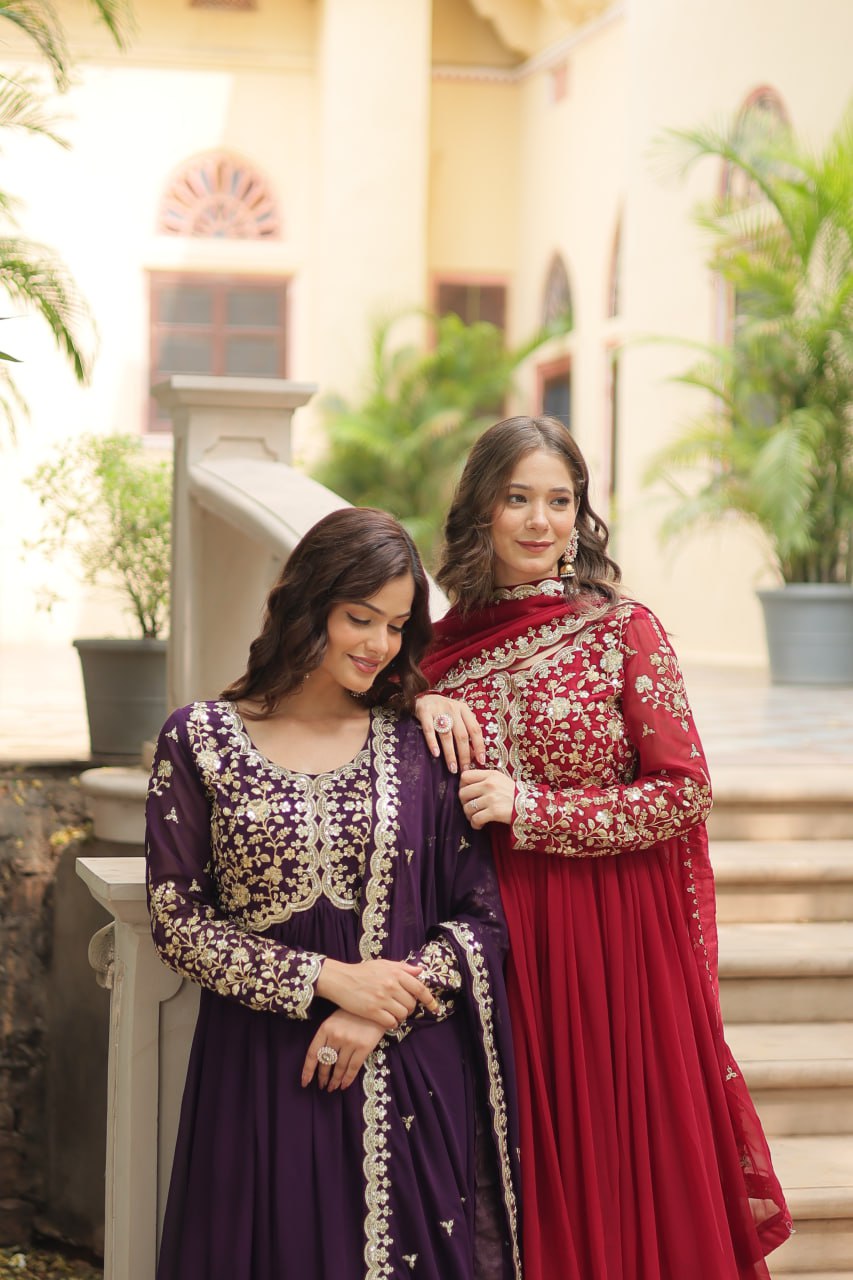 पार्टी वेयर लुक गाउन, सीक्विन और मल्टी एम्ब्रॉयडरी वर्क के साथ