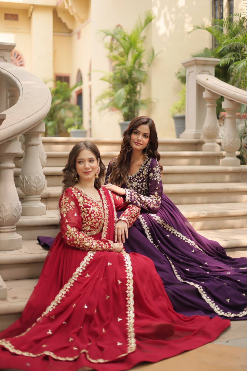 पार्टी वेयर लुक गाउन, सीक्विन और मल्टी एम्ब्रॉयडरी वर्क के साथ