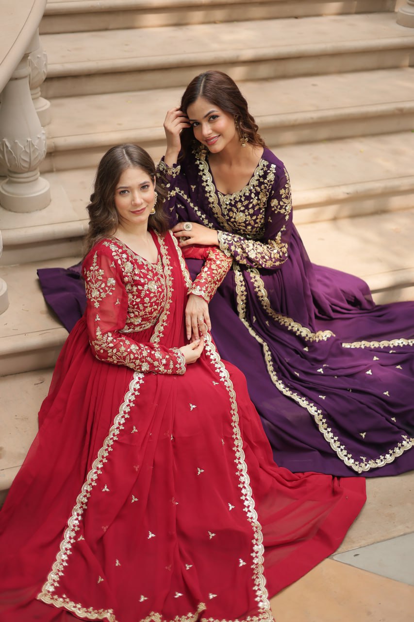 पार्टी वेयर लुक गाउन, सीक्विन और मल्टी एम्ब्रॉयडरी वर्क के साथ