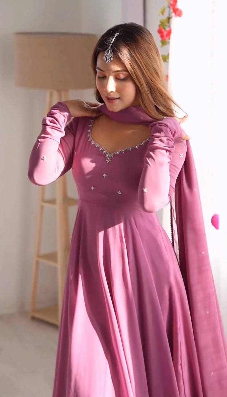 कढ़ाई वर्क से सजा हुआ डिजाइनर गाउन, पैंटी और दुपट्टा