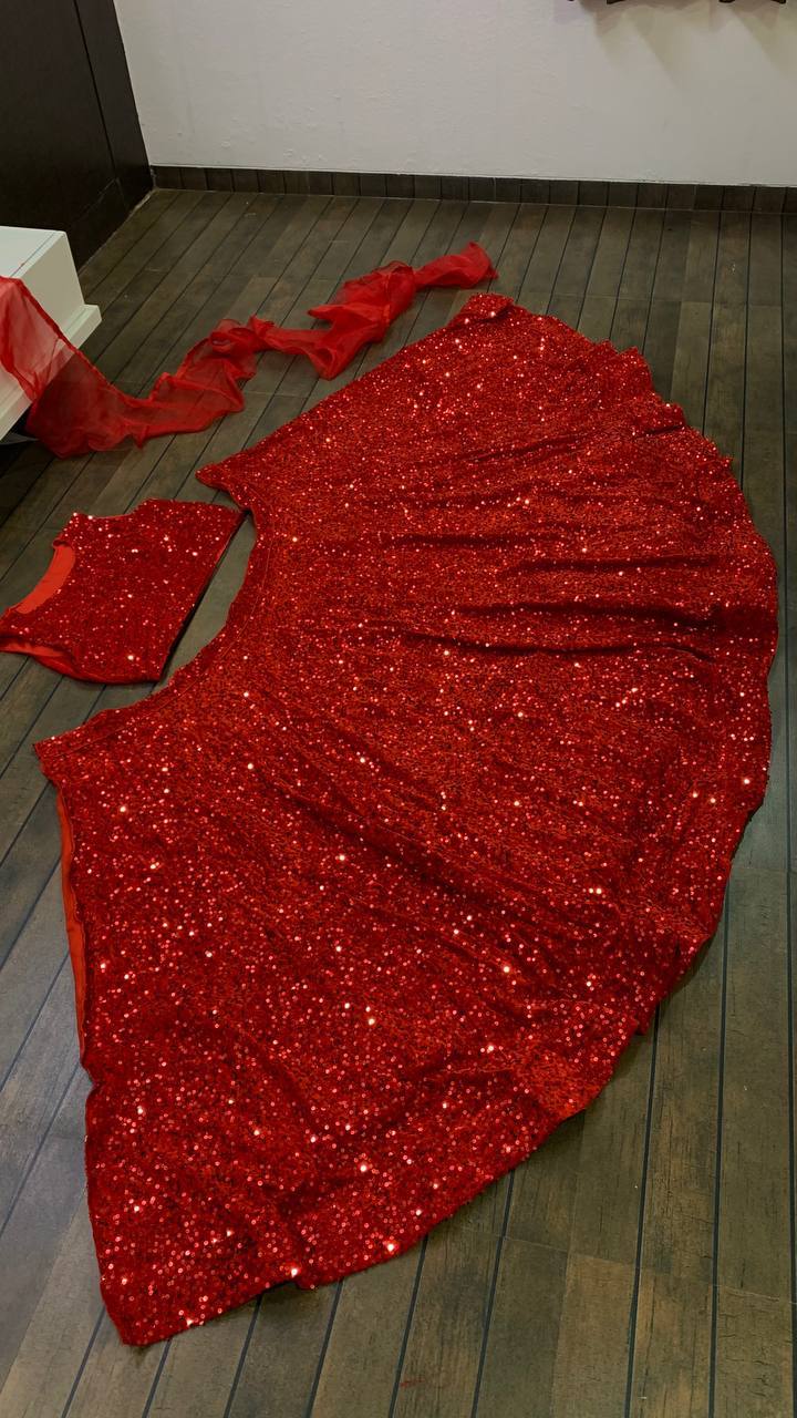 पार्टी वेयर डिज़ाइनर लहंगा चोली, जिस पर पूरे में सीक्वेंस वर्क किया गया है।