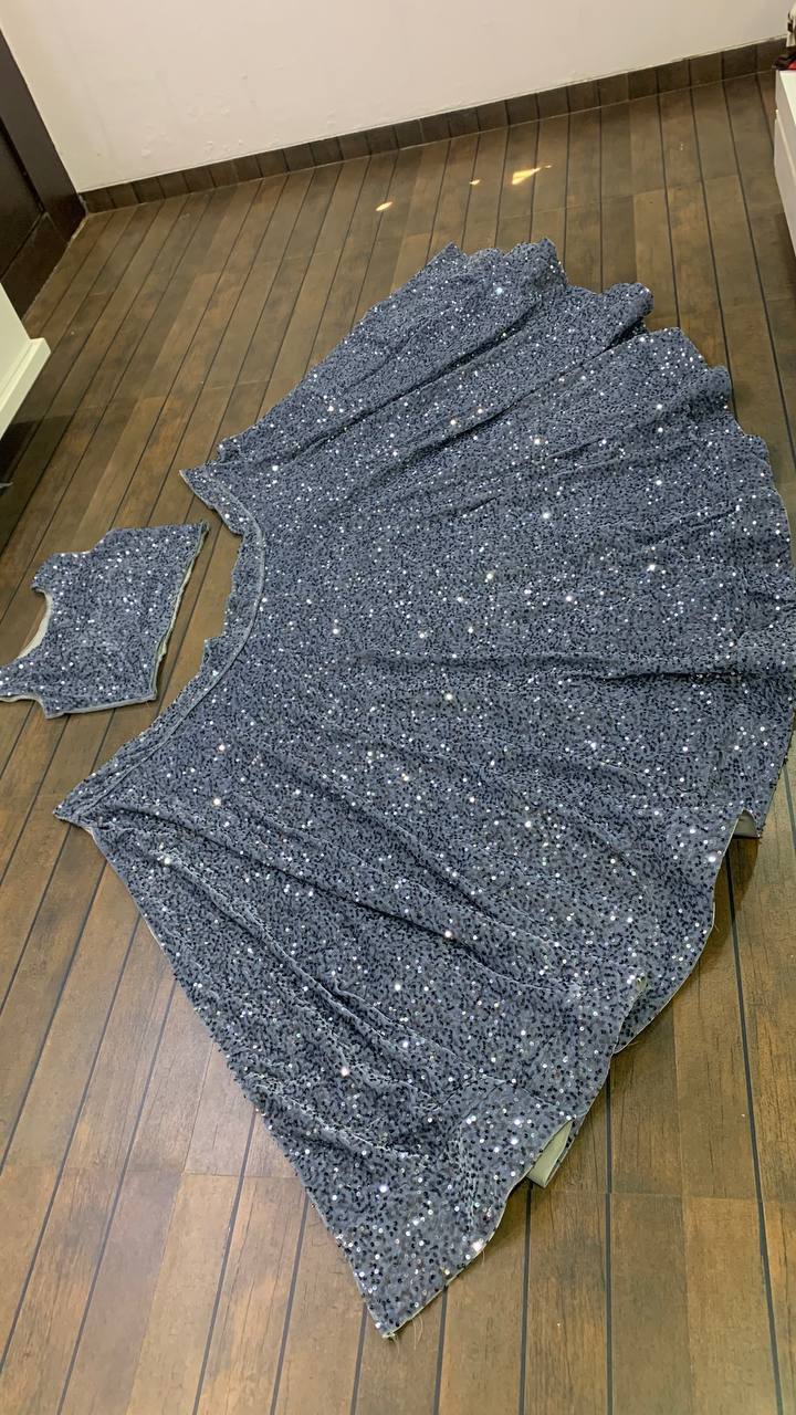 पार्टी वेयर डिज़ाइनर लहंगा चोली, जिस पर पूरे में सीक्वेंस वर्क किया गया है।