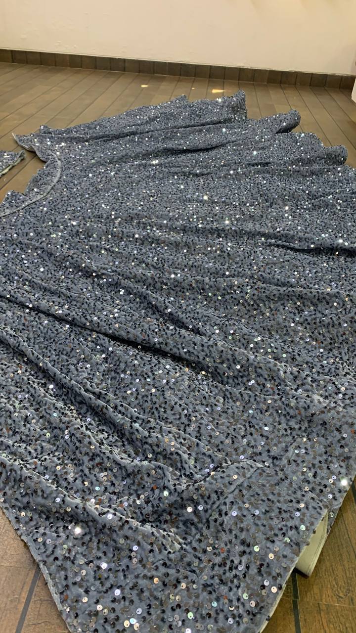 पार्टी वेयर डिज़ाइनर लहंगा चोली, जिस पर पूरे में सीक्वेंस वर्क किया गया है।