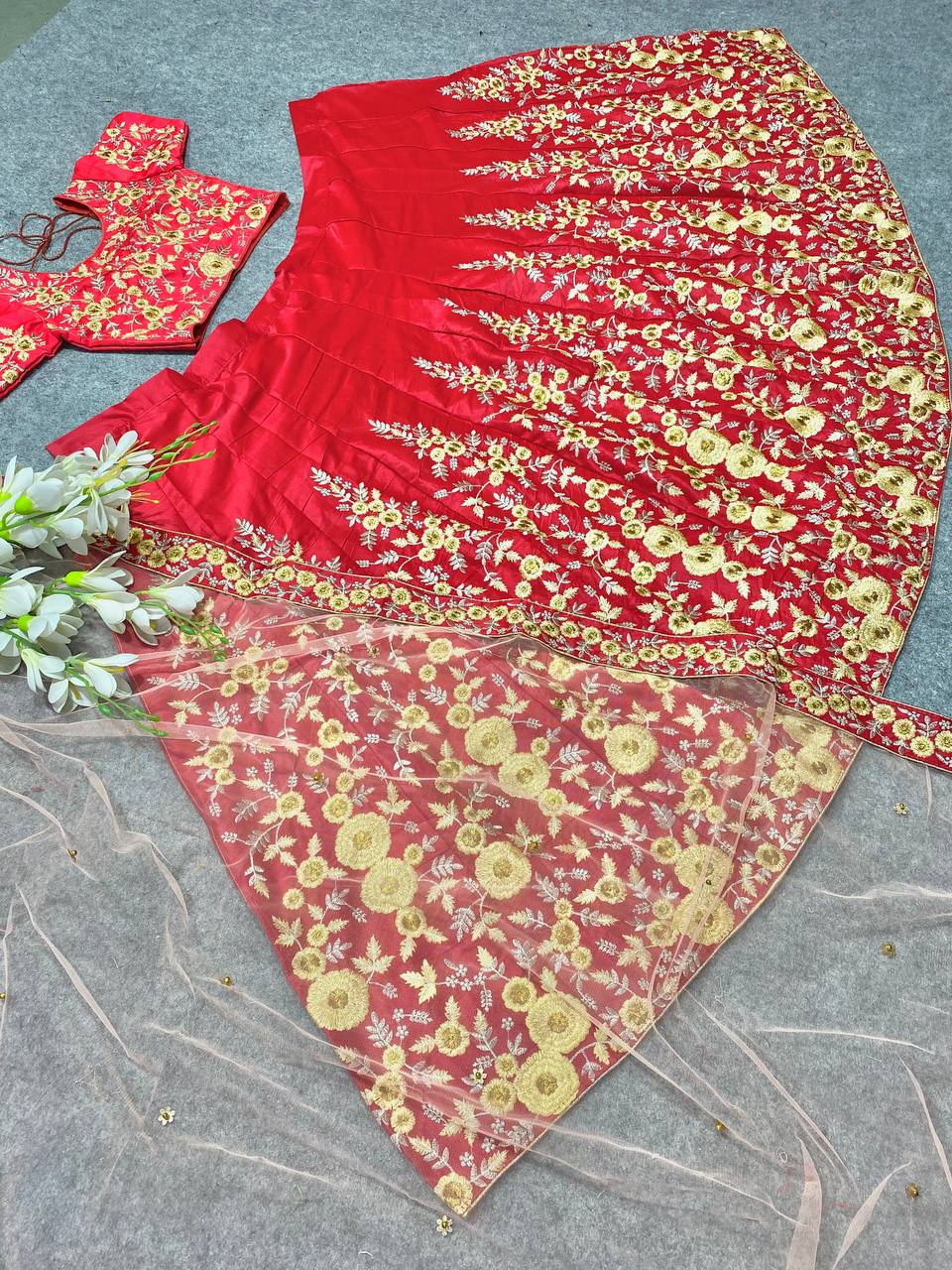 पार्टी वियर सिल्क लहंगा चोली, फैंसी बॉर्डर वर्क के साथ