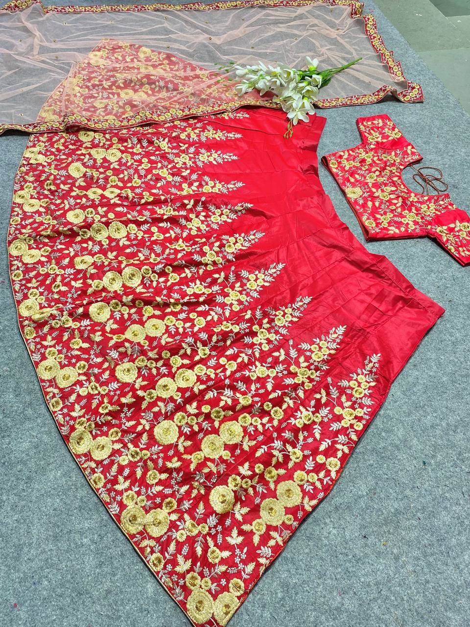 पार्टी वियर सिल्क लहंगा चोली, फैंसी बॉर्डर वर्क के साथ