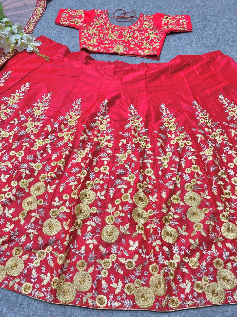 पार्टी वियर सिल्क लहंगा चोली, फैंसी बॉर्डर वर्क के साथ
