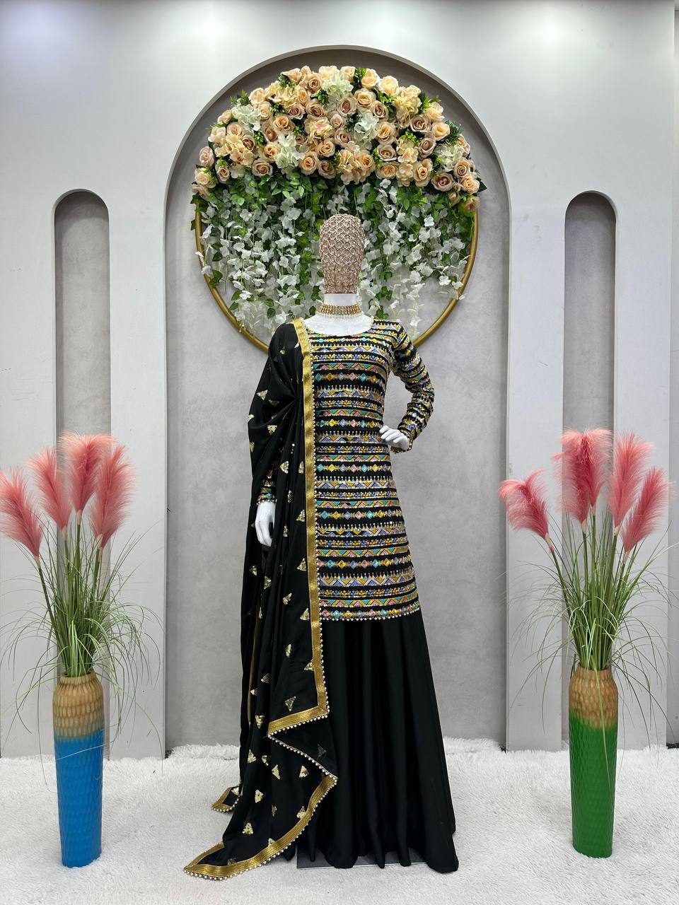 धागे और सीक्वेंस वर्क से सजा पार्टी सूट सेट