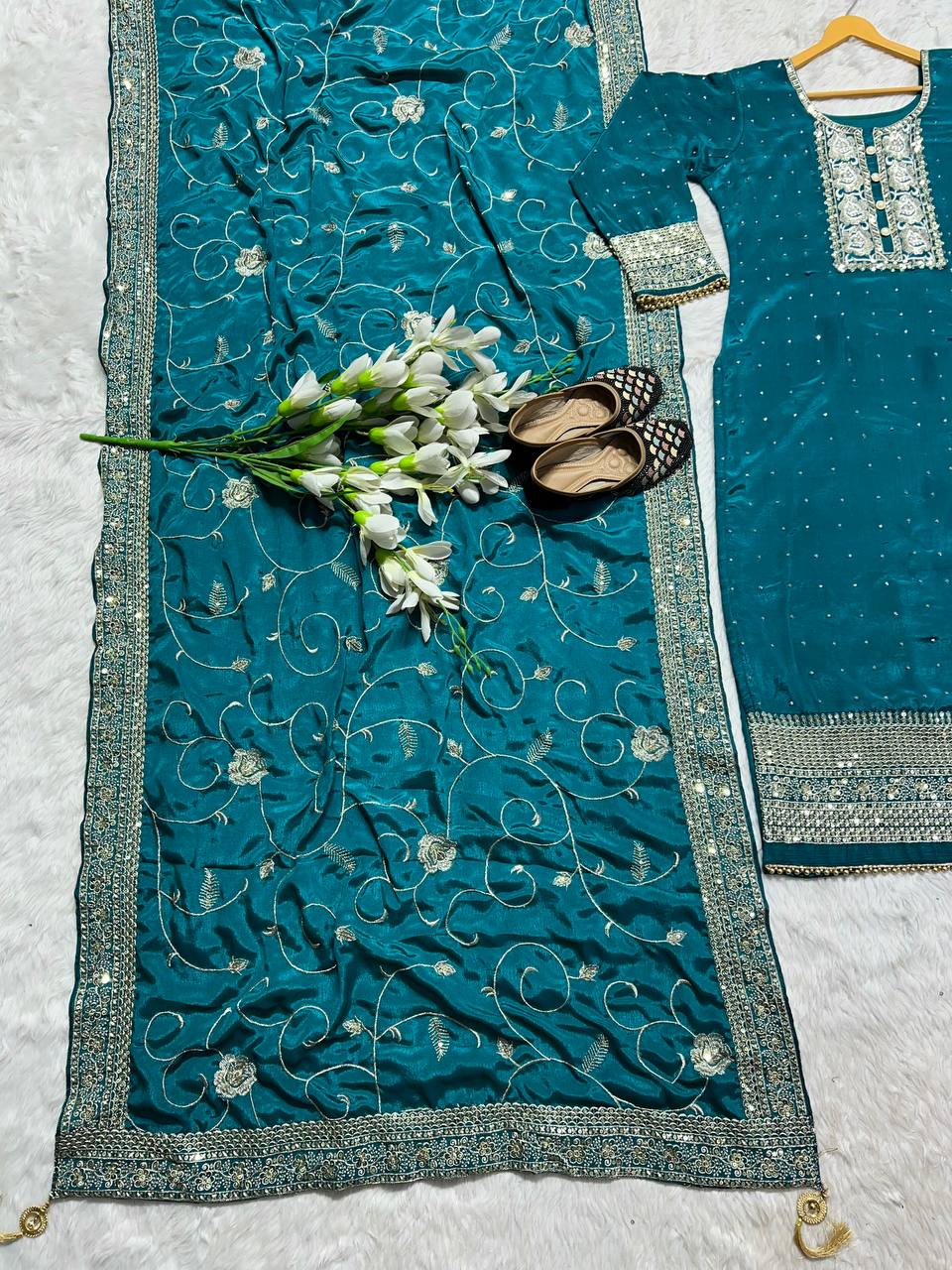 पार्टी वेयर टॉप, पैंट और दुपट्टा फैंसी स्टाइल में