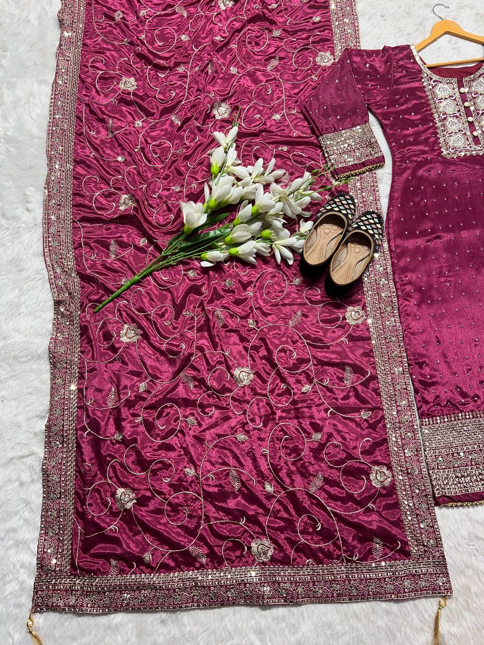 पार्टी वेयर टॉप, पैंट और दुपट्टा फैंसी स्टाइल में