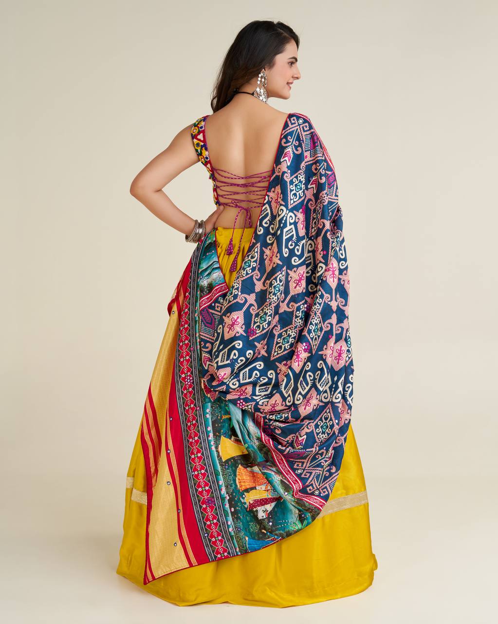 खूबसूरत दुपट्टे के साथ डिज़ाइनर लहंगा चोली