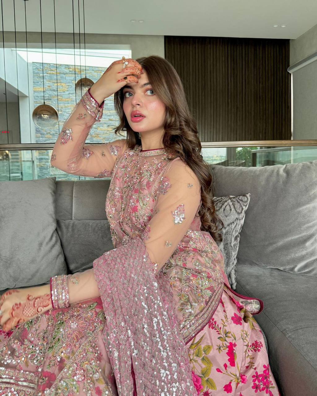 धागे और सीक्वेंस वर्क से सजा पार्टी वेयर टॉप-गाउन और दुपट्टा