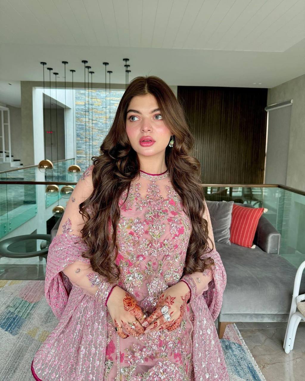 धागे और सीक्वेंस वर्क से सजा पार्टी वेयर टॉप-गाउन और दुपट्टा