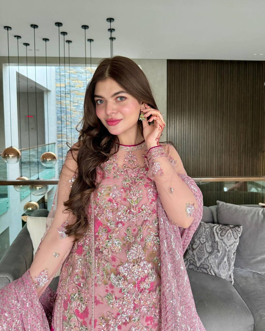 धागे और सीक्वेंस वर्क से सजा पार्टी वेयर टॉप-गाउन और दुपट्टा