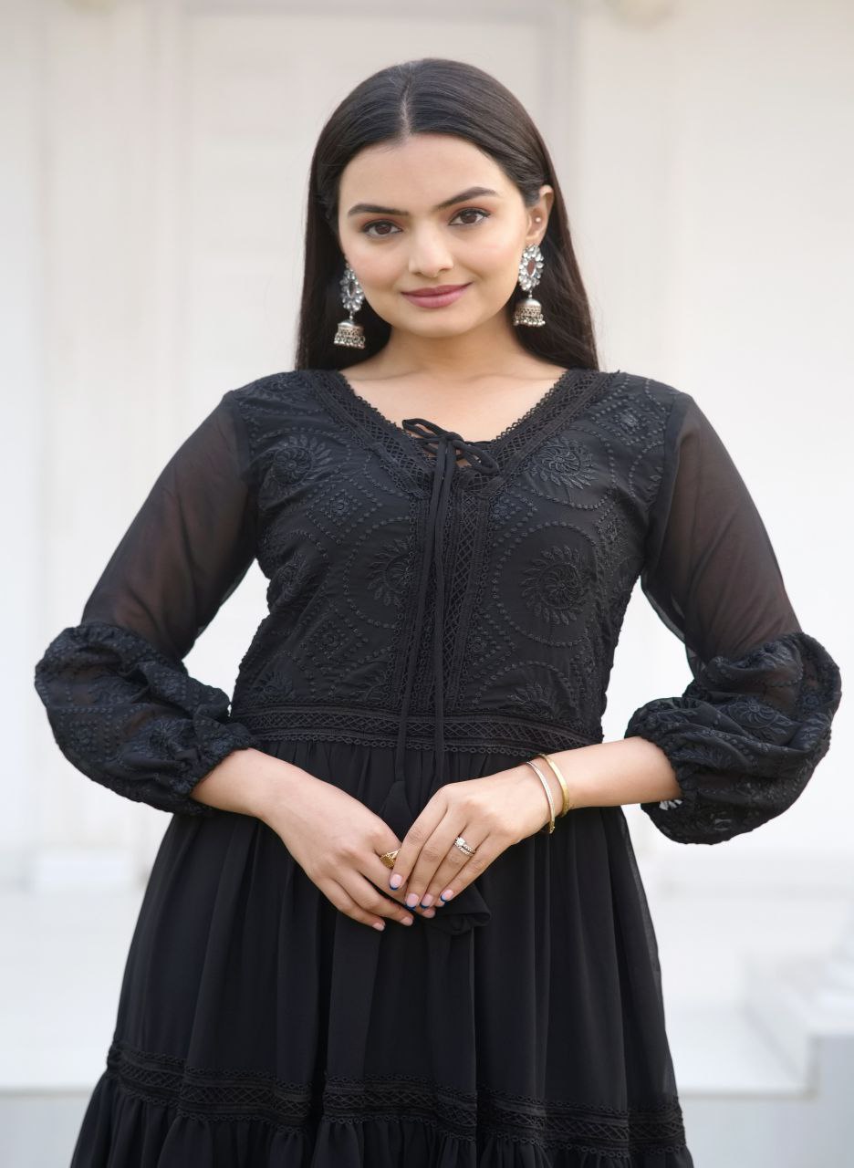 कढ़ाई के काम से सजा खूबसूरत पार्टी गाउन