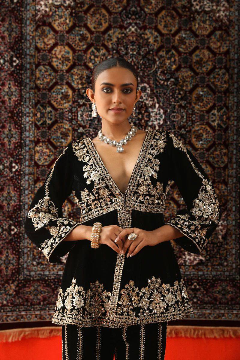 धागे और सीक्वेंस वर्क से सजा पार्टी वेयर टॉप-बॉटम और दुपट्टा