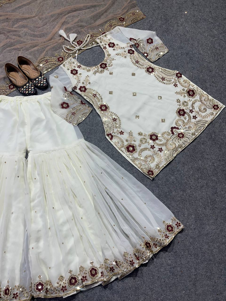पार्टी वियर शरारा टॉप और कढ़ाई वर्क वाला दुपट्टा