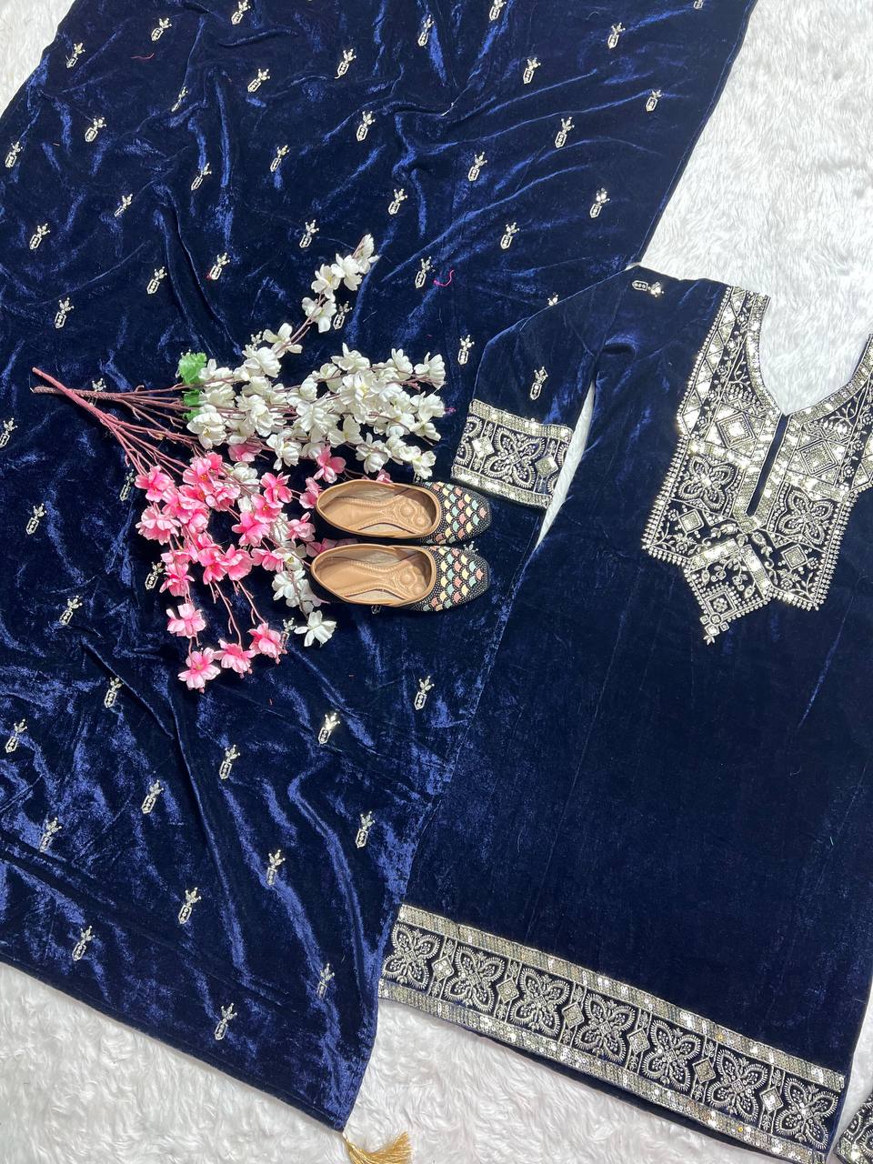 पार्टी वेयर सूट सेट, कढ़ाई और सीक्वेंस वर्क के साथ