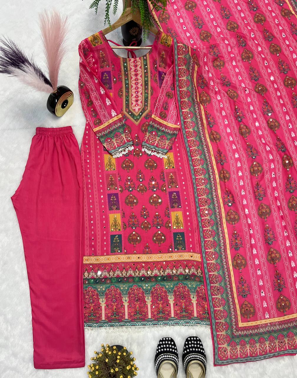 पार्टी के लिए बेहतरीन टॉप-बॉटम और दुपट्टे वाला लुक