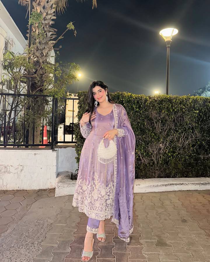 डिजाइनर गाउन - बॉटम और दुपट्टा, धागे की कढ़ाई के काम के साथ