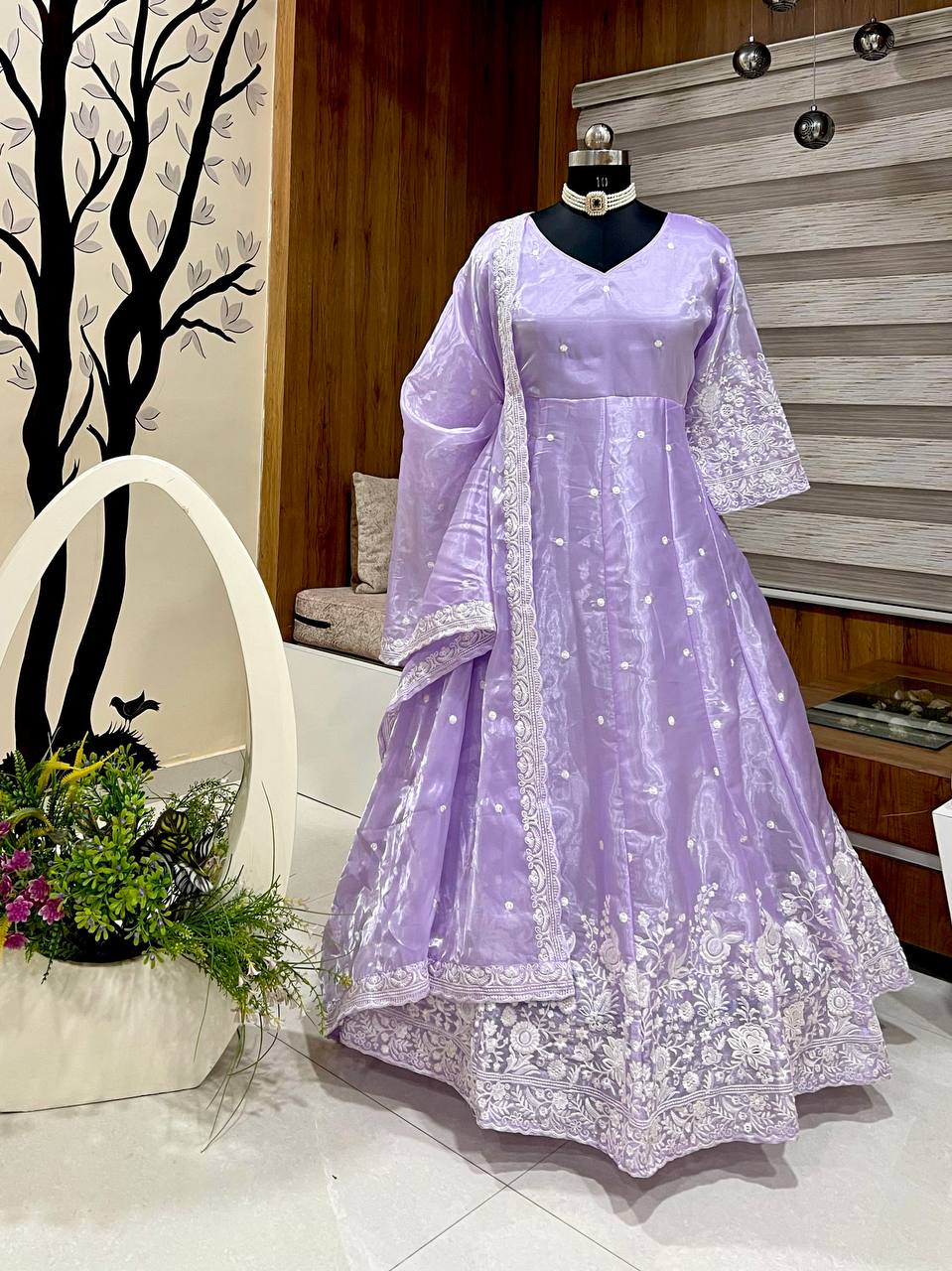 डिजाइनर गाउन - बॉटम और दुपट्टा, धागे की कढ़ाई के काम के साथ