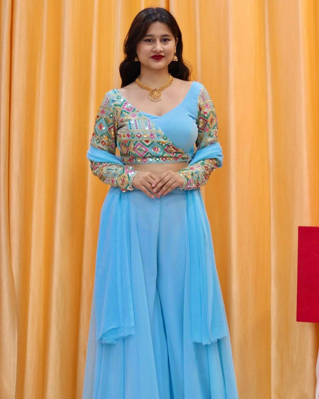 धागे और सीक्वेंस वर्क से सजा पार्टी वेयर प्लाज़ो-ब्लाउज़ और दुपट्टा