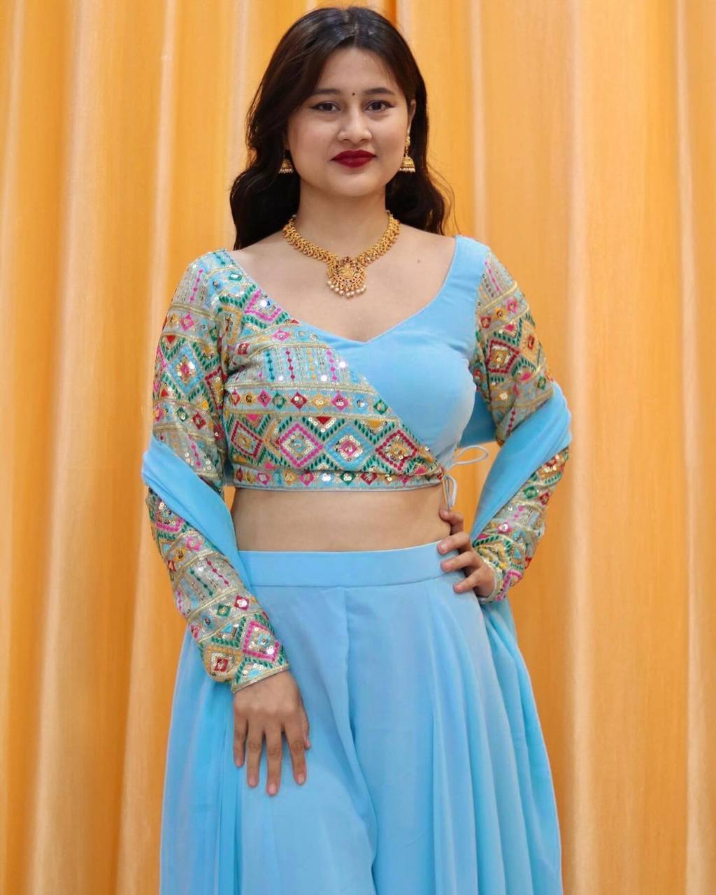 धागे और सीक्वेंस वर्क से सजा पार्टी वेयर प्लाज़ो-ब्लाउज़ और दुपट्टा