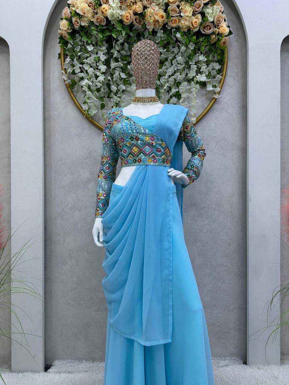 धागे और सीक्वेंस वर्क से सजा पार्टी वेयर प्लाज़ो-ब्लाउज़ और दुपट्टा