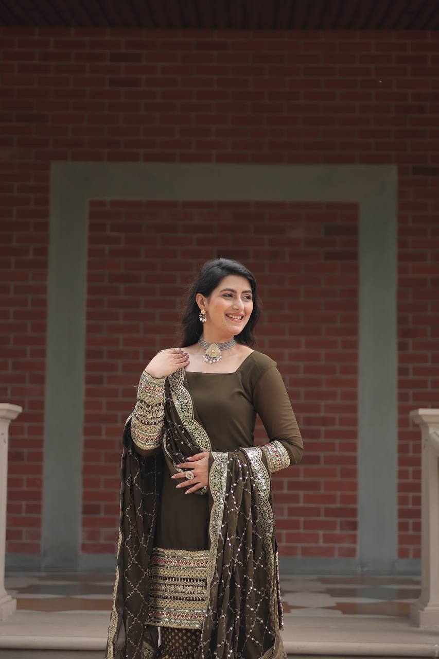 सीक्विन और धागे की कढ़ाई वाला पार्टी सूट सेट