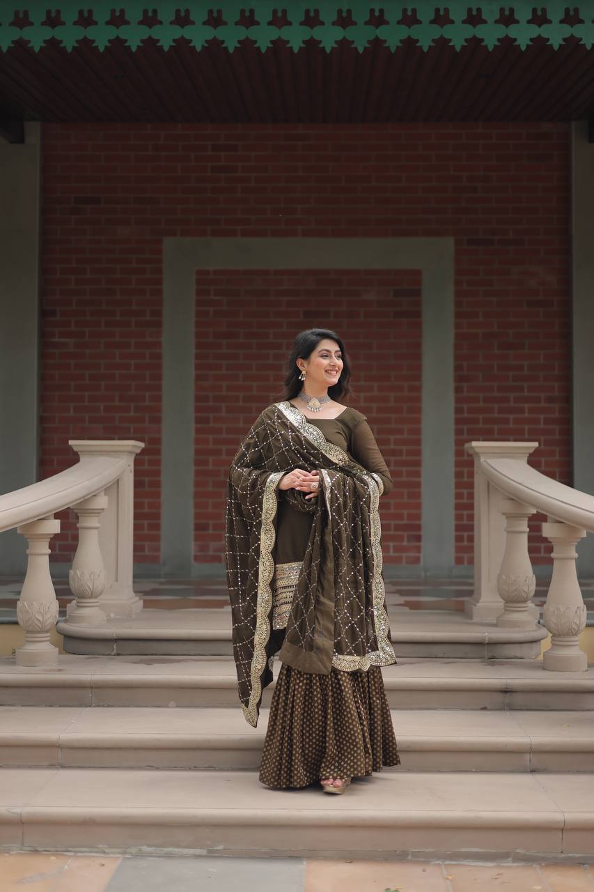 सीक्विन और धागे की कढ़ाई वाला पार्टी सूट सेट