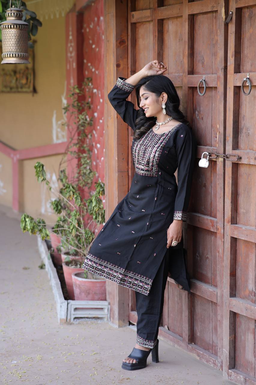 पार्टी वेयर टॉप और बॉटम, सीक्विन कढ़ाई वर्क के साथ