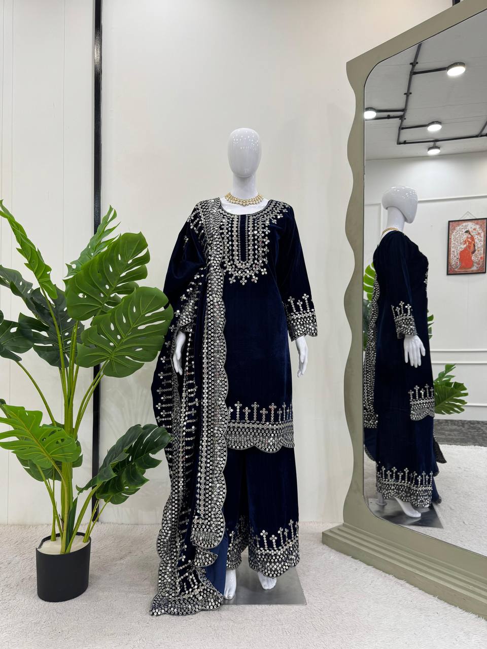 धागे और सीक्वेंस वर्क से सजा पार्टी सूट सेट