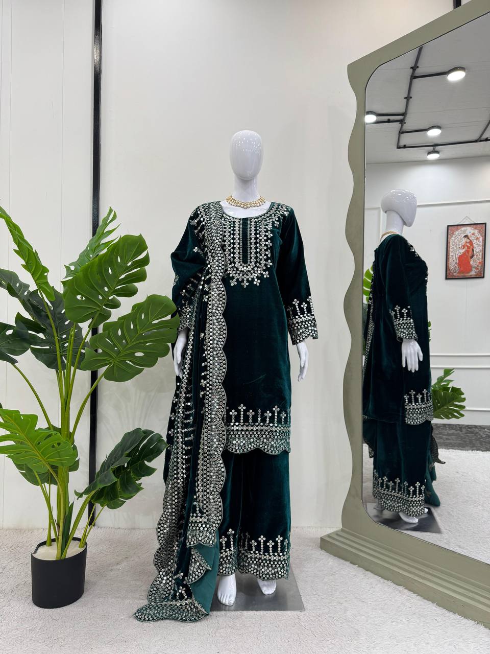 धागे और सीक्वेंस वर्क से सजा पार्टी सूट सेट