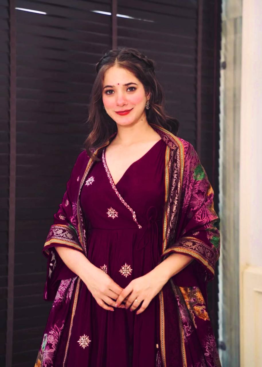 कढ़ाई के काम से सजा हुआ डिजाइनर गाउन, बॉटम और दुपट्टा।