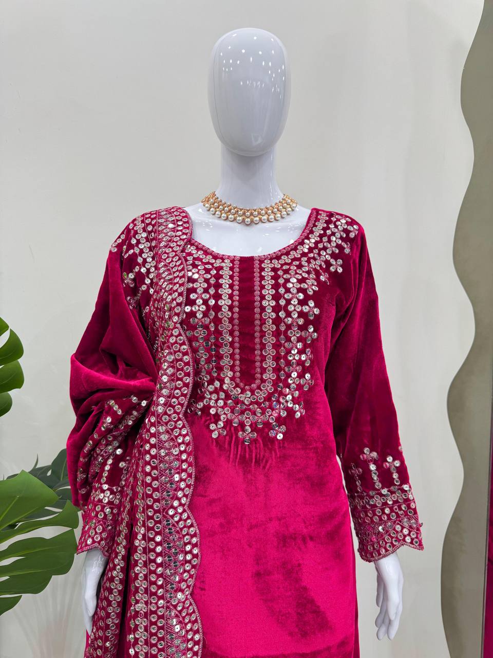 धागे और सीक्वेंस वर्क से सजा पार्टी सूट सेट