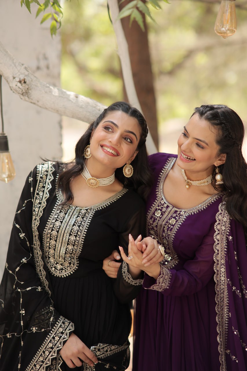 पार्टी वियर लुक वाला गाउन, जिस पर रिच सीक्वेंस एम्ब्रॉयडरी का काम किया गया है।