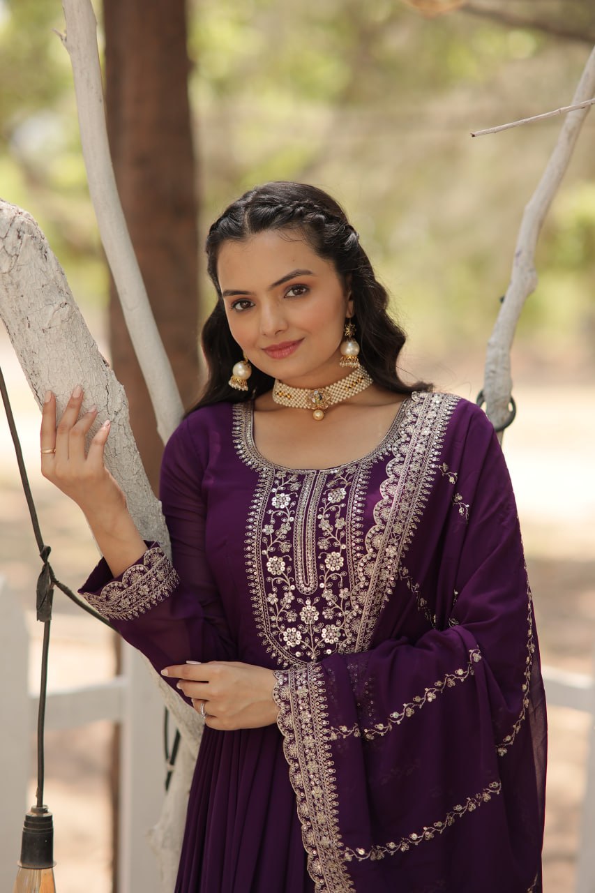 पार्टी वियर लुक वाला गाउन, जिस पर रिच सीक्वेंस एम्ब्रॉयडरी का काम किया गया है।