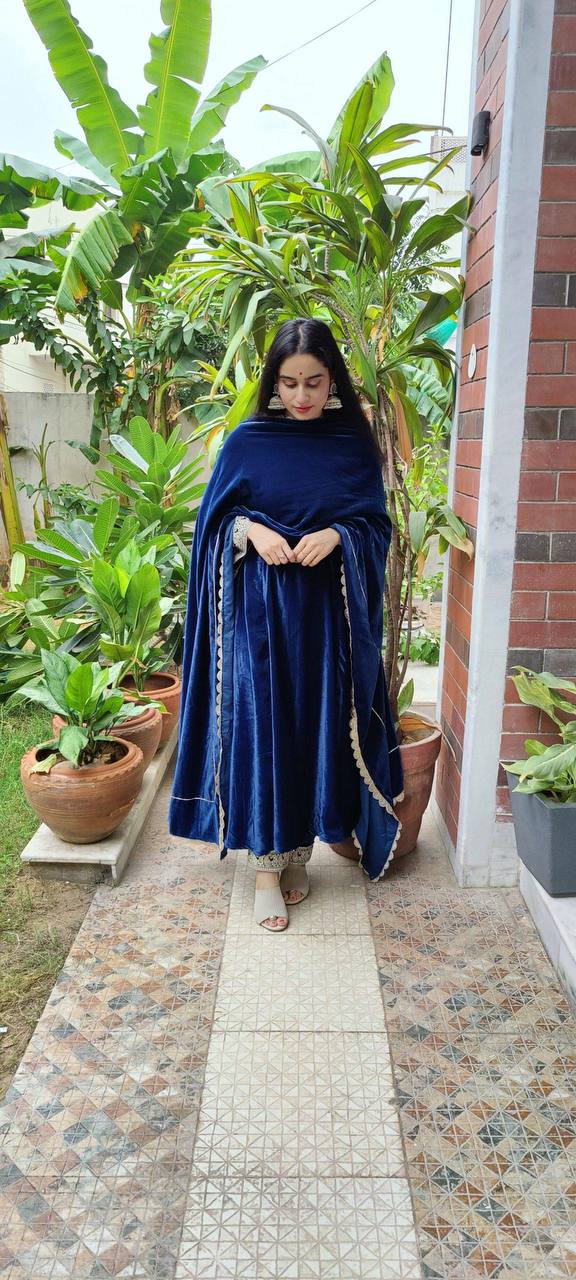 पार्टी वेयर लुक: सीक्वेंस और कॉर्डिंग डोरी वर्क वाला टॉप-पैंट और दुपट्टा