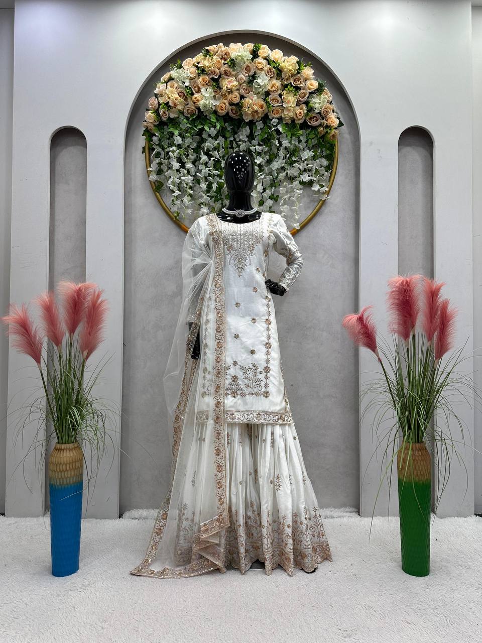 पार्टी वेयर लुक: टॉप-बॉटम और दुपट्टा, धागे और सीक्वेंस वर्क के साथ