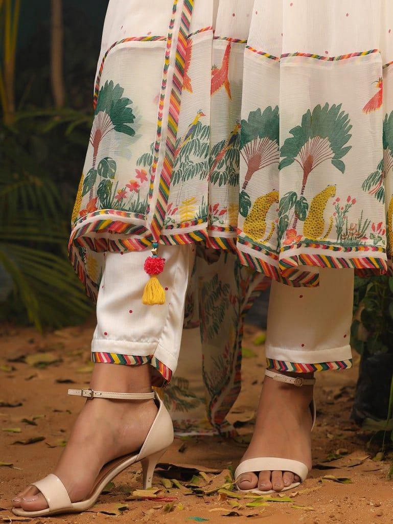 पार्टी वेयर लुक के लिए फैंसी टॉप और बॉटम के साथ दुपट्टा चुनें।