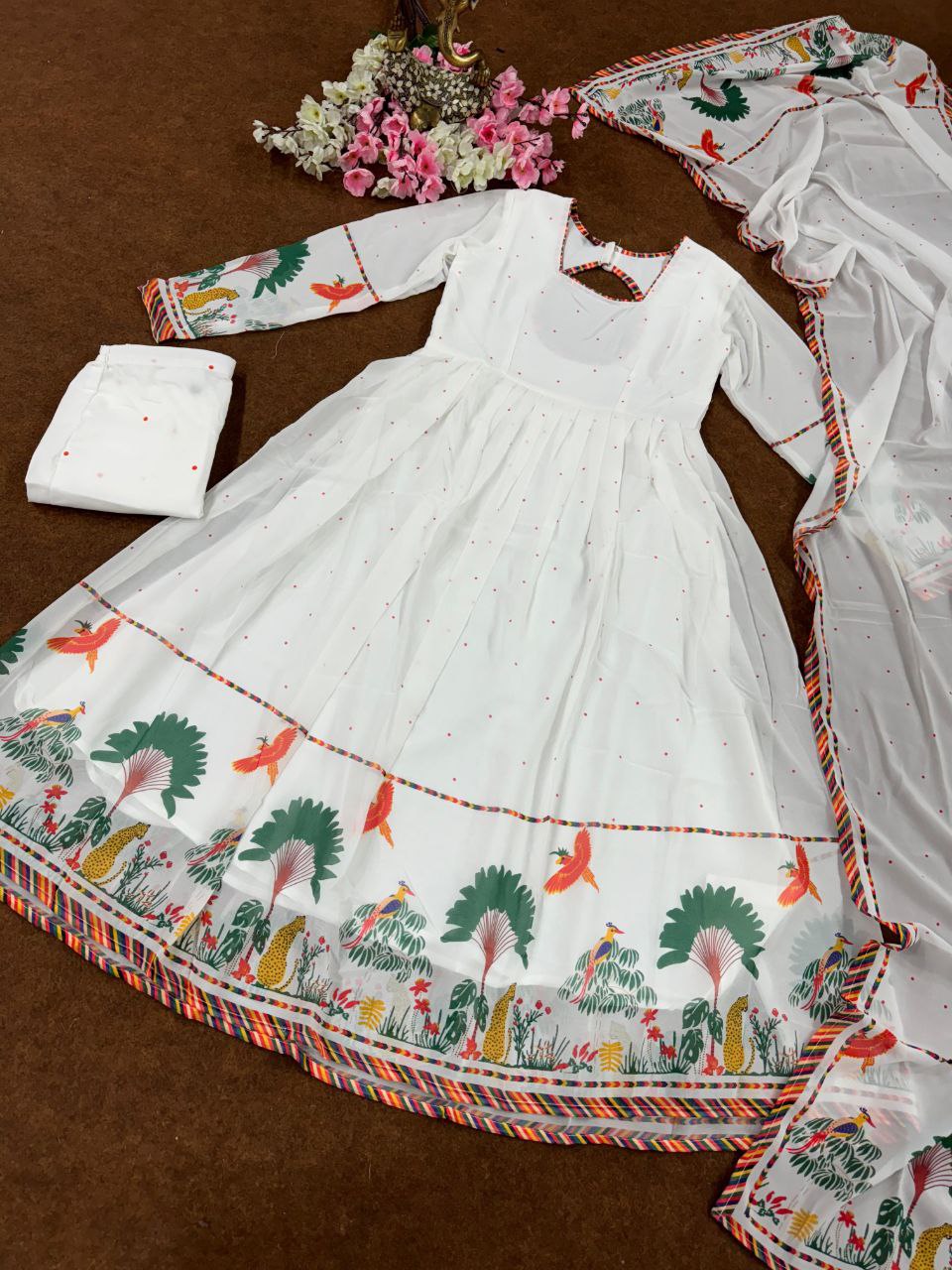 पार्टी वेयर लुक के लिए फैंसी टॉप और बॉटम के साथ दुपट्टा चुनें।