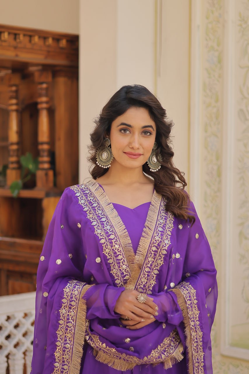 आकर्षक कढ़ाई और सीक्वेंस वर्क वाला डिज़ाइनर गाउन-दुपट्टा