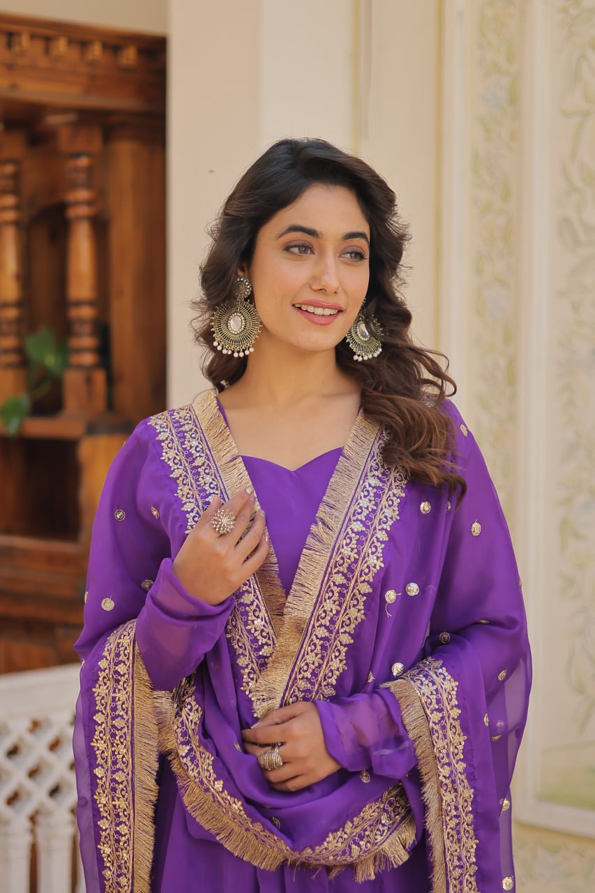 आकर्षक कढ़ाई और सीक्वेंस वर्क वाला डिज़ाइनर गाउन-दुपट्टा