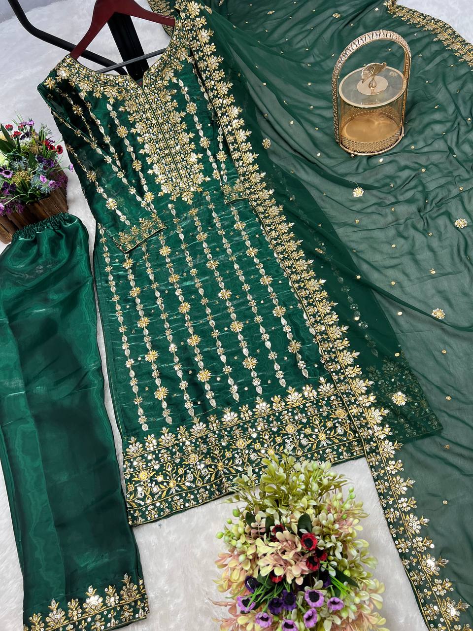 पार्टी के लिए बेहतरीन टॉप-पैंट और दुपट्टे वाला लुक