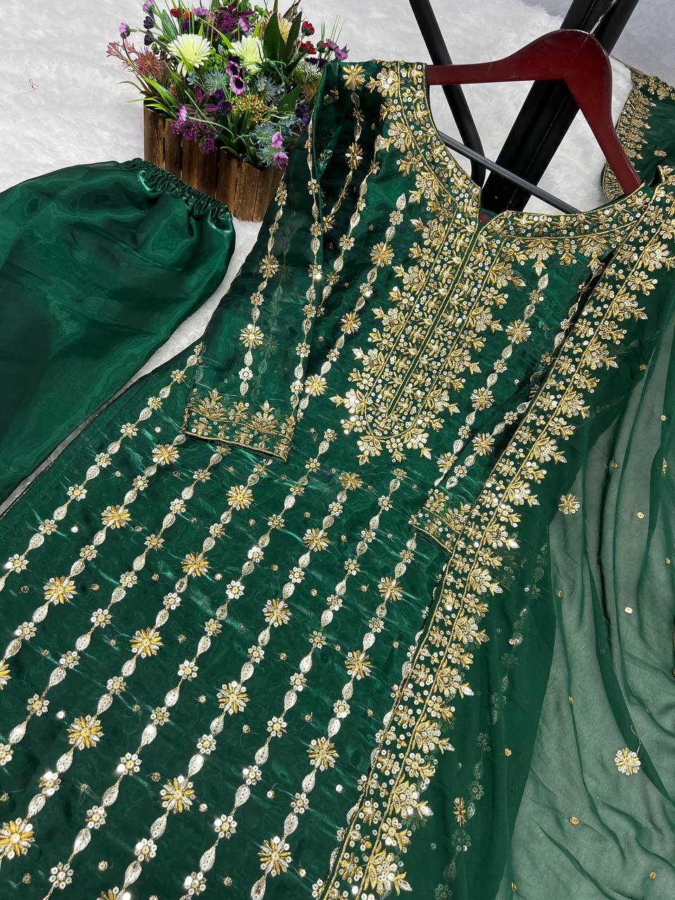 पार्टी के लिए बेहतरीन टॉप-पैंट और दुपट्टे वाला लुक