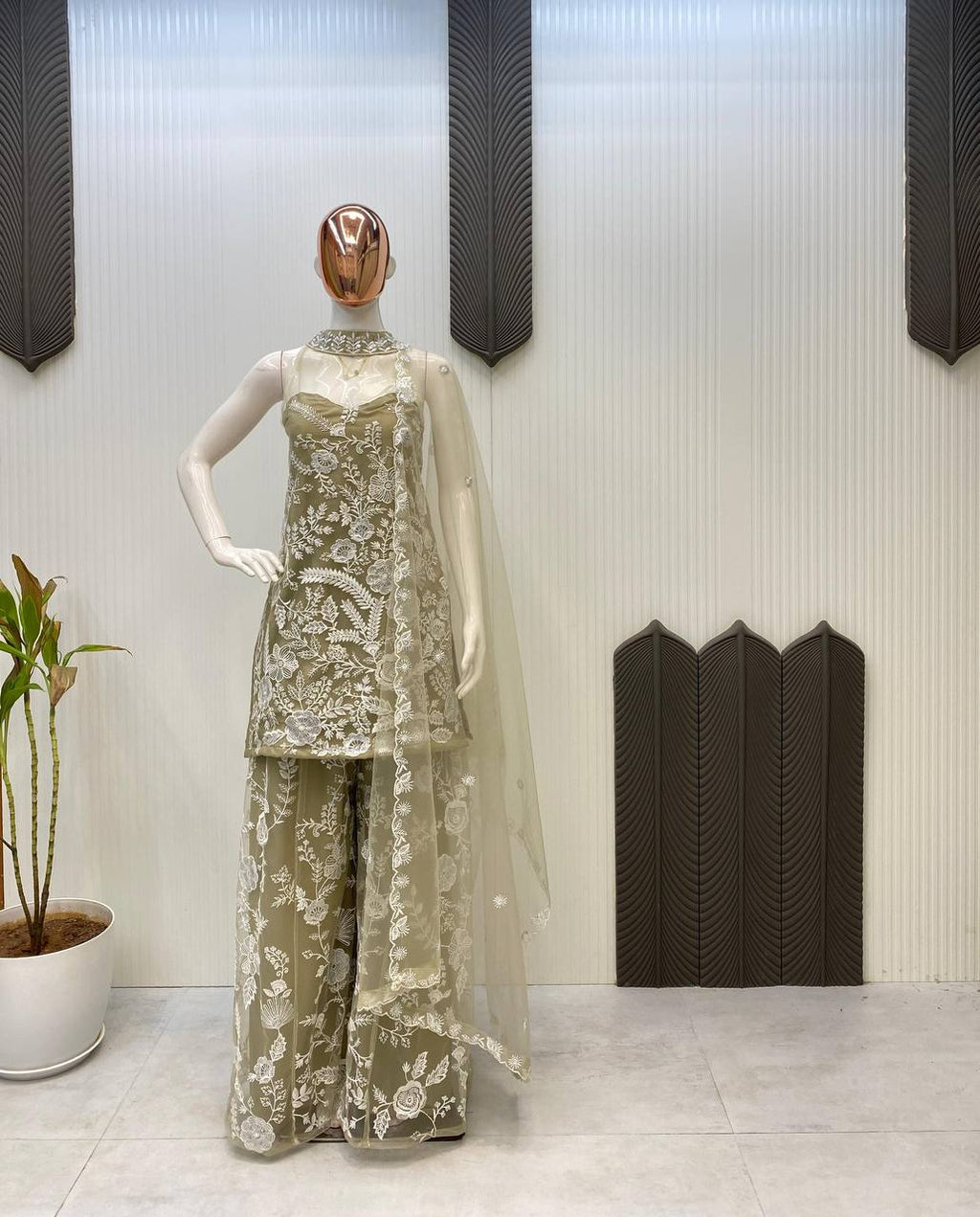 पार्टी वेयर लुक के लिए फैंसी टॉप और प्लाजो के साथ खूबसूरत दुपट्टा चुनें।