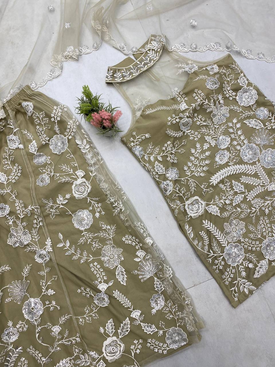 पार्टी वेयर लुक के लिए फैंसी टॉप और प्लाजो के साथ खूबसूरत दुपट्टा चुनें।